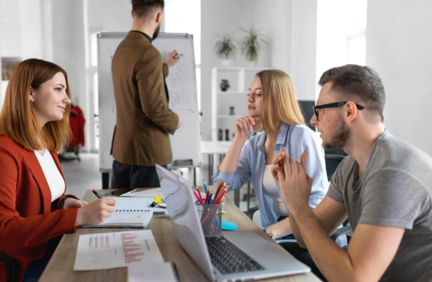 Gruppe von Menschen in einem intensiven Gespräch während einer Peer-Learning-Session